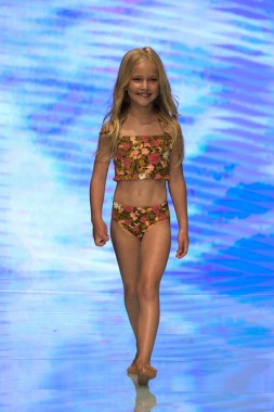 MIAMI BEACH, FLORIDA - 13 Temmuz 2019 'da Miami Beach, Florida' daki Tori Praver Swimway Show 'da bir model podyumda yürüyor..