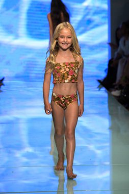 MIAMI BEACH, FLORIDA - 13 Temmuz 2019 'da Miami Beach, Florida' daki Tori Praver Swimway Show 'da bir model podyumda yürüyor..