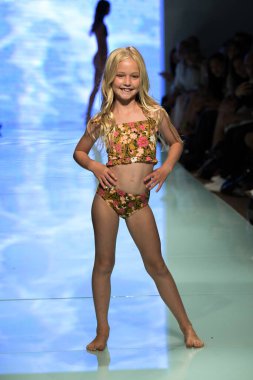 MIAMI BEACH, FLORIDA - 13 Temmuz 2019 'da Miami Beach, Florida' daki Tori Praver Swimway Show 'da bir model podyumda yürüyor..