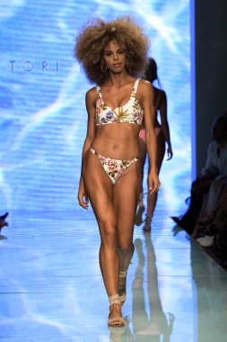 MIAMI BEACH, FLORIDA - 13 Temmuz 2019 'da Miami Beach, Florida' daki Tori Praver Swimway Show 'da bir model podyumda yürüyor..