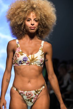 MIAMI BEACH, FLORIDA - 13 Temmuz 2019 'da Miami Beach, Florida' daki Tori Praver Swimway Show 'da bir model podyumda yürüyor..