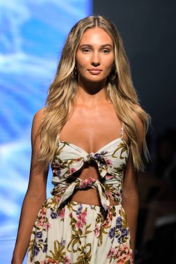 MIAMI BEACH, FLORIDA - 13 Temmuz 2019 'da Miami Beach, Florida' daki Tori Praver Swimway Show 'da bir model podyumda yürüyor..