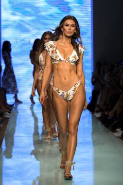 MIAMI BEACH, FLORIDA - 13 Temmuz 2019 'da Miami Beach, Florida' da düzenlenen Tori Praver Yüzme Gösterisi 'nde mankenler podyum finalinde yürür..