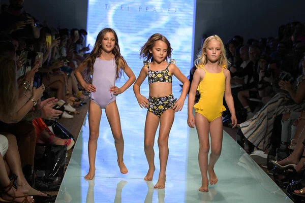 Miami Beach Florida Juli Kid Modellen Lopen Baan Tijdens Tori — Stockfoto