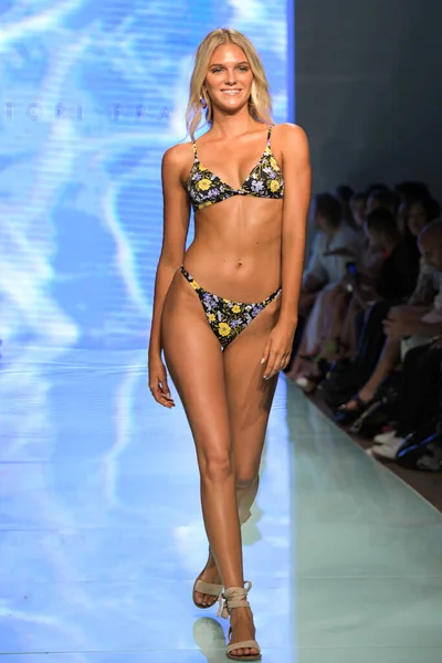 Miami Beach Florida Června Modelka Projde Dráhu Během Runway Show — Stock fotografie