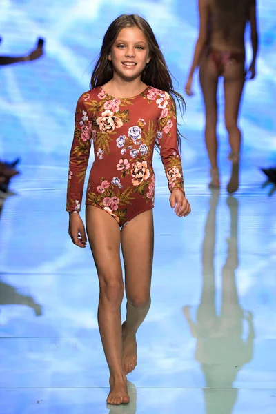 Miami Beach Florida July 2019年7月13日在佛罗里达州迈阿密海滩举行的2020年Tori Praver泳衣时装秀上 一名模特在跑道上行走 — 图库照片