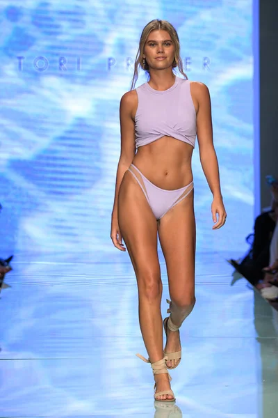 Miami Beach Florida July 2019年7月13日在佛罗里达州迈阿密海滩举行的2020年Tori Praver泳衣时装秀上 一名模特在跑道上行走 — 图库照片