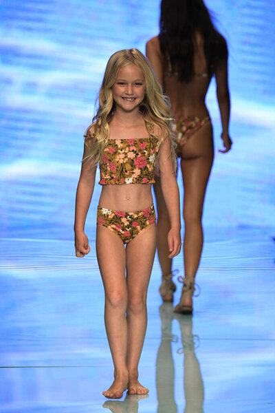 МИАМИ-БИЧ, Флорида - 13 июля 2019 года модель прогуливается по подиуму во время показа купальников Tori Praver 2020 в Майами-Бич, Флорида
.