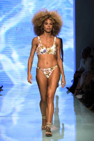 MIAMI BEACH, FLORIDA - 13 Temmuz 2019 'da Miami Beach, Florida' daki Tori Praver Swimway Show 'da bir model podyumda yürüyor..