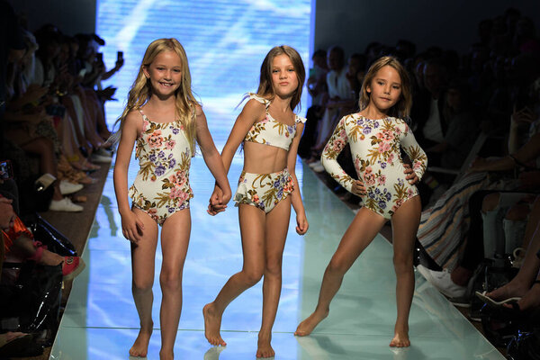 МИАМИ-БИЧ, ФЛОРИДА - 13 июля 2019 года во время показа купальников Tori Praver 2020 в Майами-Бич, Флорида, детские модели прогуливались по подиуму
.