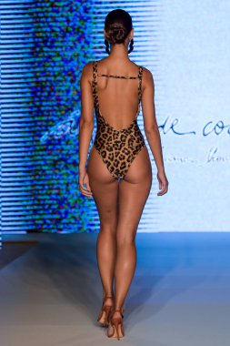 Moda Haftası 2019 'da 11 Temmuz 2019' da Miami, Florida 'da Planet Fashion TV' deki Aqua de Coco şovunda bir model podyumda yürüyor..