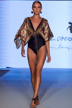 Moda Haftası 2019 'da 11 Temmuz 2019' da Miami, Florida 'da Planet Fashion TV' deki Aqua de Coco şovunda bir model podyumda yürüyor..