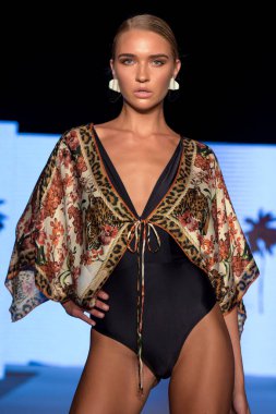 Moda Haftası 2019 'da 11 Temmuz 2019' da Miami, Florida 'da Planet Fashion TV' deki Aqua de Coco şovunda bir model podyumda yürüyor..