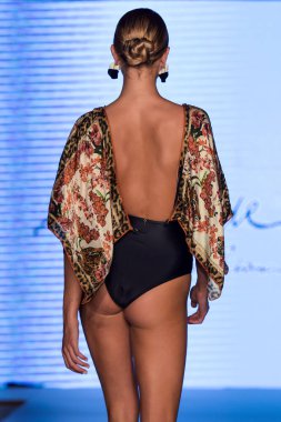 Moda Haftası 2019 'da 11 Temmuz 2019' da Miami, Florida 'da Planet Fashion TV' deki Aqua de Coco şovunda bir model podyumda yürüyor..