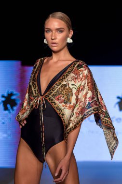 Moda Haftası 2019 'da 11 Temmuz 2019' da Miami, Florida 'da Planet Fashion TV' deki Aqua de Coco şovunda bir model podyumda yürüyor..