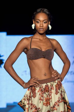 Moda Haftası 2019 'da 11 Temmuz 2019' da Miami, Florida 'da Planet Fashion TV' deki Aqua de Coco şovunda bir model podyumda yürüyor..