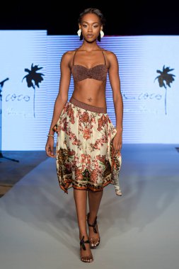 Moda Haftası 2019 'da 11 Temmuz 2019' da Miami, Florida 'da Planet Fashion TV' deki Aqua de Coco şovunda bir model podyumda yürüyor..