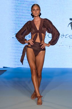Moda Haftası 2019 'da 11 Temmuz 2019' da Miami, Florida 'da Planet Fashion TV' deki Aqua de Coco şovunda bir model podyumda yürüyor..