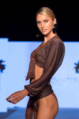Moda Haftası 2019 'da 11 Temmuz 2019' da Miami, Florida 'da Planet Fashion TV' deki Aqua de Coco şovunda bir model podyumda yürüyor..