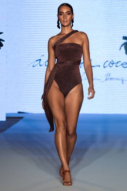 Moda Haftası 2019 'da 11 Temmuz 2019' da Miami, Florida 'da Planet Fashion TV' deki Aqua de Coco şovunda bir model podyumda yürüyor..