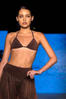 Moda Haftası 2019 'da 11 Temmuz 2019' da Miami, Florida 'da Planet Fashion TV' deki Aqua de Coco şovunda bir model podyumda yürüyor..
