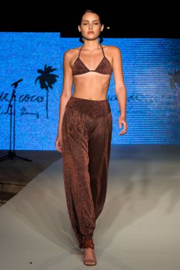 Moda Haftası 2019 'da 11 Temmuz 2019' da Miami, Florida 'da Planet Fashion TV' deki Aqua de Coco şovunda bir model podyumda yürüyor..