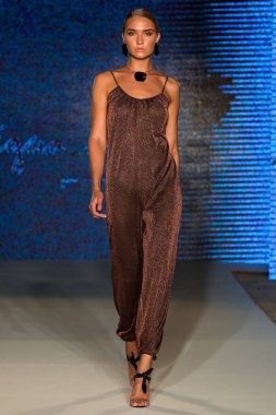 Moda Haftası 2019 'da 11 Temmuz 2019' da Miami, Florida 'da Planet Fashion TV' deki Aqua de Coco şovunda bir model podyumda yürüyor..