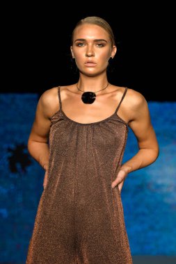 Moda Haftası 2019 'da 11 Temmuz 2019' da Miami, Florida 'da Planet Fashion TV' deki Aqua de Coco şovunda bir model podyumda yürüyor..