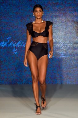 Moda Haftası 2019 'da 11 Temmuz 2019' da Miami, Florida 'da Planet Fashion TV' deki Aqua de Coco şovunda bir model podyumda yürüyor..