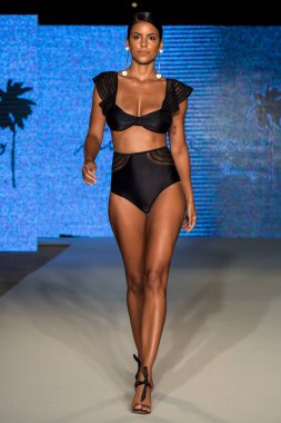 Moda Haftası 2019 'da 11 Temmuz 2019' da Miami, Florida 'da Planet Fashion TV' deki Aqua de Coco şovunda bir model podyumda yürüyor..