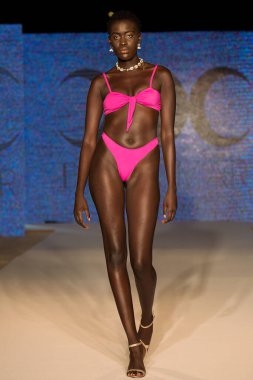 11 Temmuz 2019 'da Miami, Florida' da Moda Haftası Moda Yüzme 2019 'da Diosa Mar Show' da bir manken podyumda yürüyor..