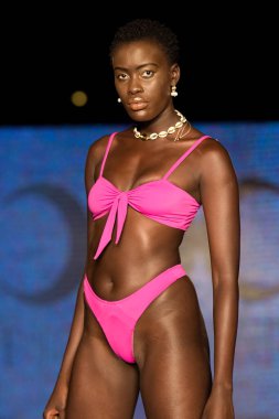 11 Temmuz 2019 'da Miami, Florida' da Moda Haftası Moda Yüzme 2019 'da Diosa Mar Show' da bir manken podyumda yürüyor..