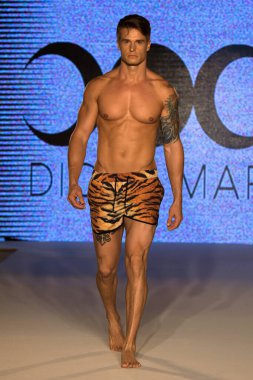 11 Temmuz 2019 'da Miami, Florida' da Moda Haftası Moda Yüzme 2019 'da Diosa Mar Show' da bir manken podyumda yürüyor..