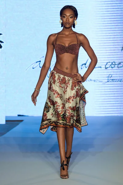 Miami Lipiec Modelka Spaceruje Pasie Startowym Podczas Pokazu Aqua Coco — Zdjęcie stockowe