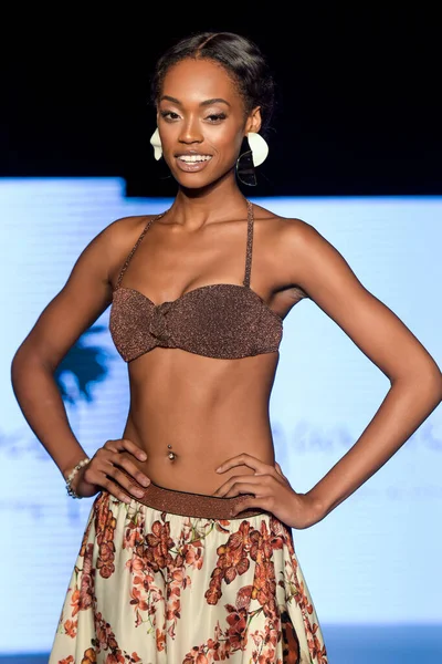 Miami Juli Modell Promenader Landningsbana Aqua Coco Show Planet Fashion — Stockfoto