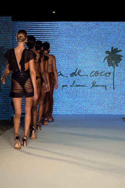 Miami Lipiec Modele Przechadzają Się Finale Pasa Startowego Podczas Pokazu — Zdjęcie stockowe