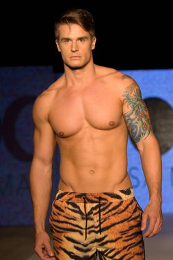 11 Temmuz 2019 'da Miami, Florida' da Moda Haftası Moda Yüzme 2019 'da Diosa Mar Show' da bir manken podyumda yürüyor..