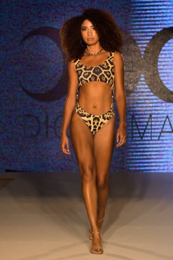 11 Temmuz 2019 'da Miami, Florida' da Moda Haftası Moda Yüzme 2019 'da Diosa Mar Show' da bir manken podyumda yürüyor..