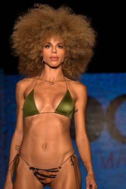 11 Temmuz 2019 'da Miami, Florida' da Moda Haftası Moda Yüzme 2019 'da Diosa Mar Show' da bir manken podyumda yürüyor..