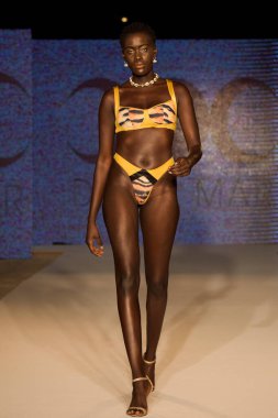 11 Temmuz 2019 'da Miami, Florida' da Moda Haftası Moda Yüzme 2019 'da Diosa Mar Show' da bir manken podyumda yürüyor..