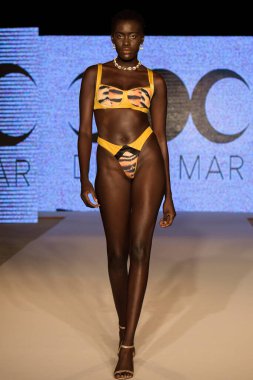 11 Temmuz 2019 'da Miami, Florida' da Moda Haftası Moda Yüzme 2019 'da Diosa Mar Show' da bir manken podyumda yürüyor..
