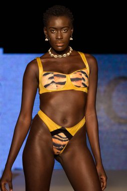 11 Temmuz 2019 'da Miami, Florida' da Moda Haftası Moda Yüzme 2019 'da Diosa Mar Show' da bir manken podyumda yürüyor..