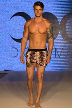 11 Temmuz 2019 'da Miami, Florida' da Moda Haftası Moda Yüzme 2019 'da Diosa Mar Show' da bir manken podyumda yürüyor..