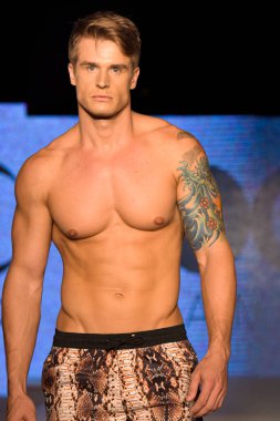 11 Temmuz 2019 'da Miami, Florida' da Moda Haftası Moda Yüzme 2019 'da Diosa Mar Show' da bir manken podyumda yürüyor..