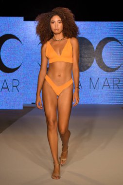 11 Temmuz 2019 'da Miami, Florida' da Moda Haftası Moda Yüzme 2019 'da Diosa Mar Show' da bir manken podyumda yürüyor..