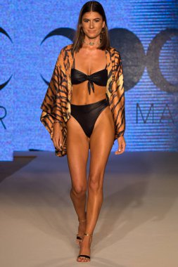 11 Temmuz 2019 'da Miami, Florida' da Moda Haftası Moda Yüzme 2019 'da Diosa Mar Show' da bir manken podyumda yürüyor..