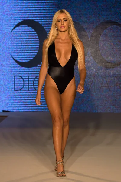 在2019年7月11日于佛罗里达州迈阿密举行的 时尚周2019 时装秀上 一位模特在Diosa Mar的时装秀上走在跑道上 — 图库照片