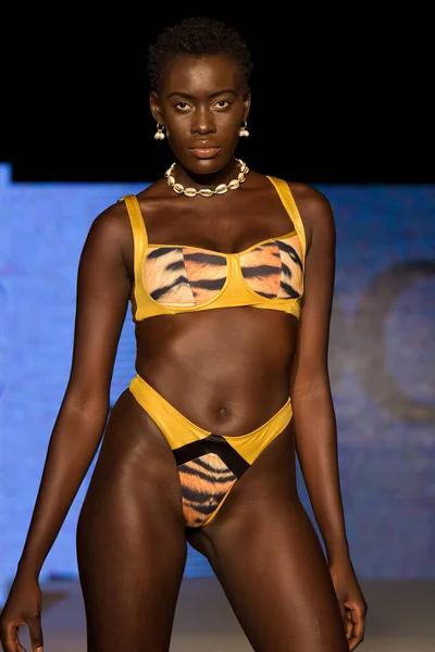Miami Julho Modelo Caminha Passarela Desfile Diosa Mar Planet Fashion — Fotografia de Stock