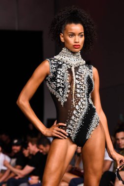 MIAMI BEACH, FL - 12 Temmuz 2019 'da Miami Beach, FL' de bir model Art Hearts Moda Yüzme / Resort 2019 / 20 'de CHAVEZ INC için podyumda yürüyor.