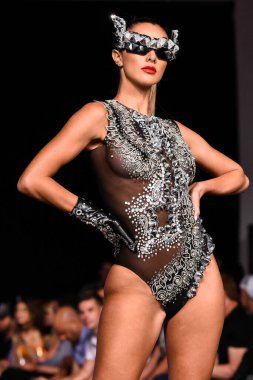 MIAMI BEACH, FL - 12 Temmuz 2019 'da Miami Beach, FL' de bir model Art Hearts Moda Yüzme / Resort 2019 / 20 'de CHAVEZ INC için podyumda yürüyor.